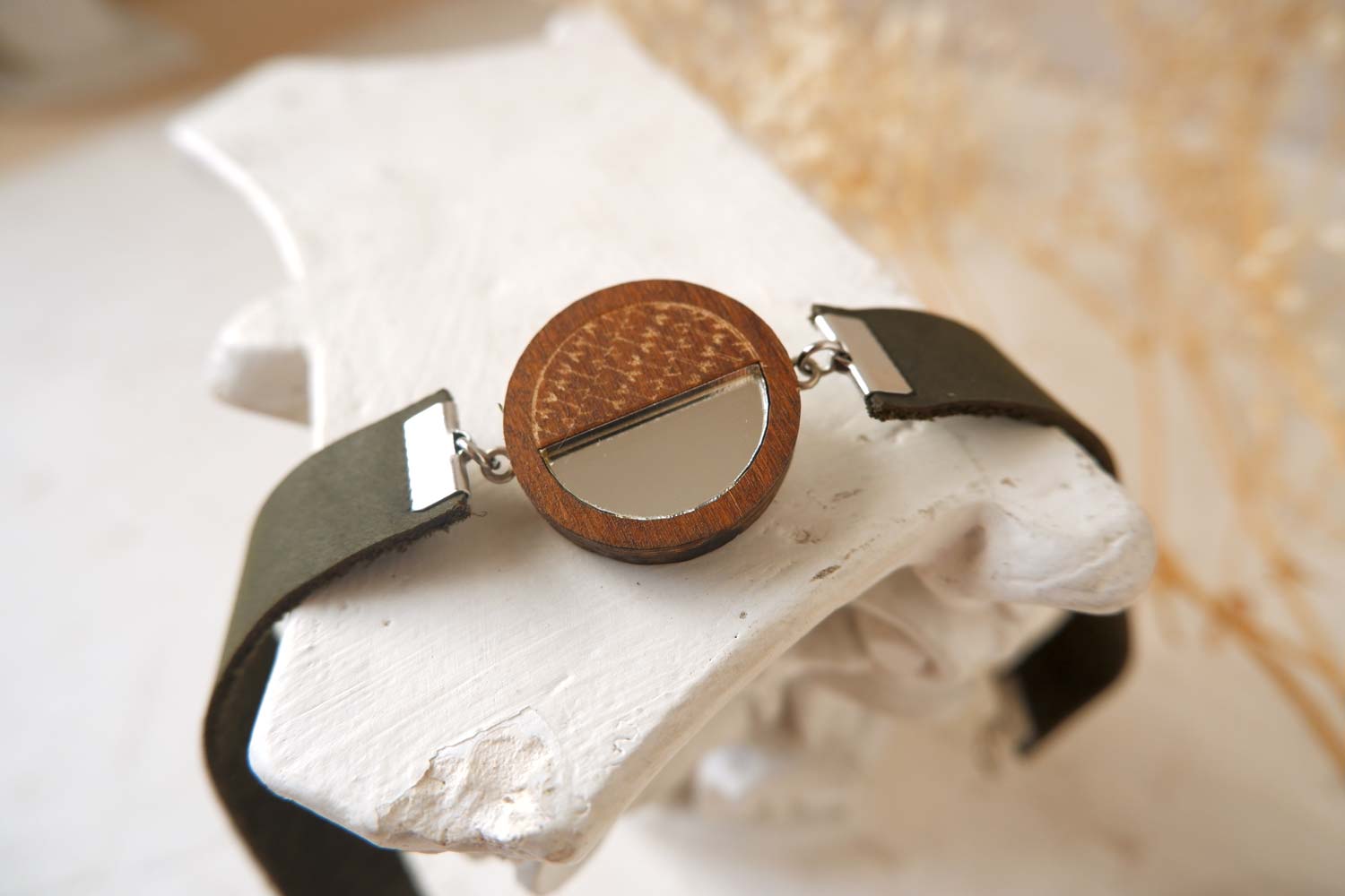 Круг с стрелками - кожаный чекер на зеленом ремешке