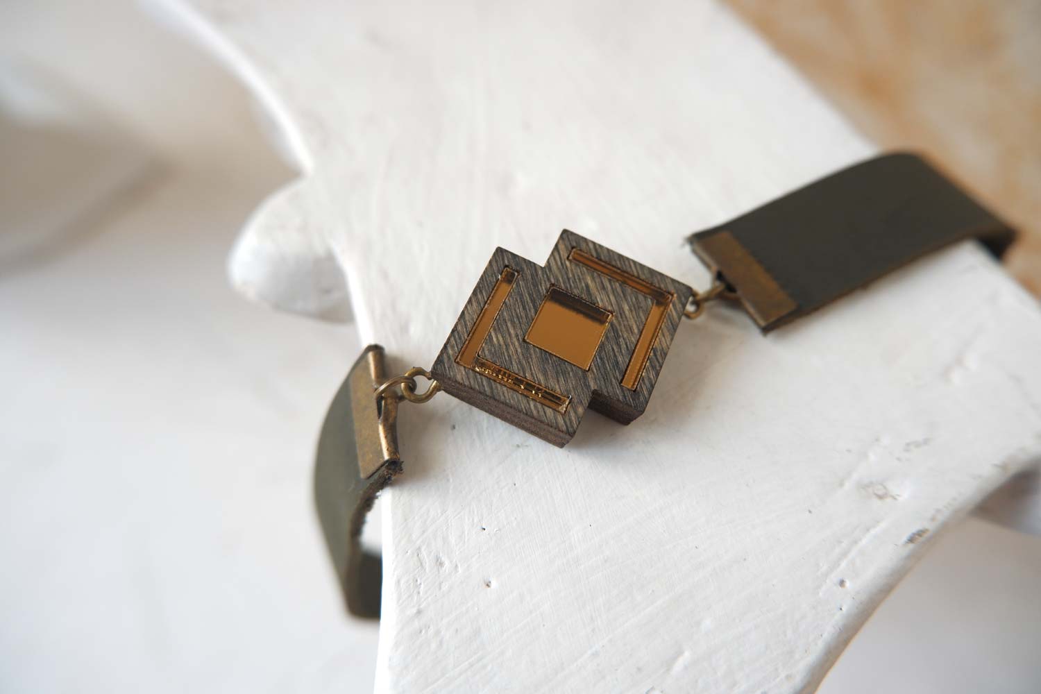 ромб с стрелочками - кожаный чекер на зеленом ремешке