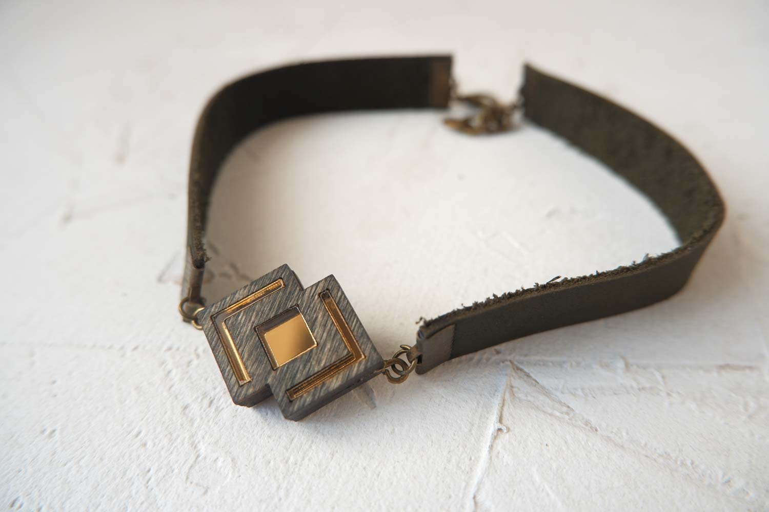 ромб с стрелочками - кожаный чекер на зеленом ремешке