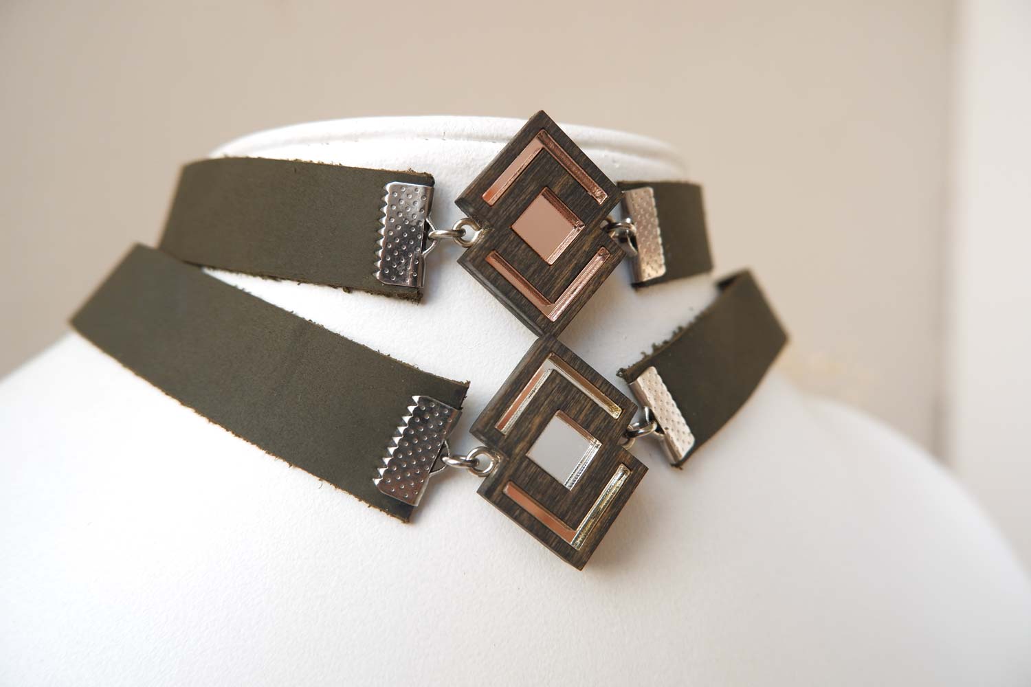 ромб с вертикальными стрелочками - кожаный чекер на зеленом ремешке