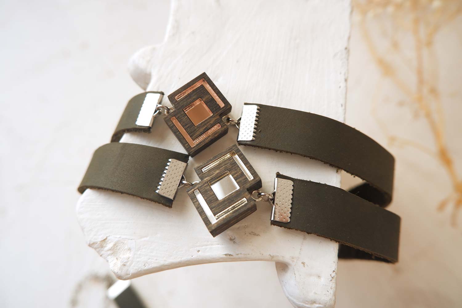 ромб с вертикальными стрелочками - кожаный чекер на зеленом ремешке