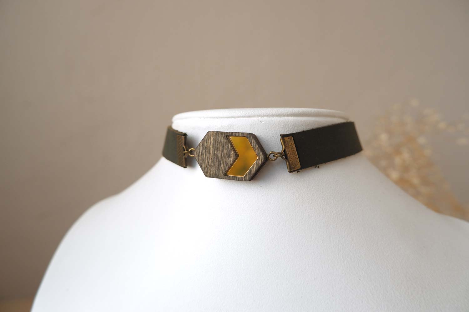 Стрелка золотая - кожаный чекер на зеленом ремешке