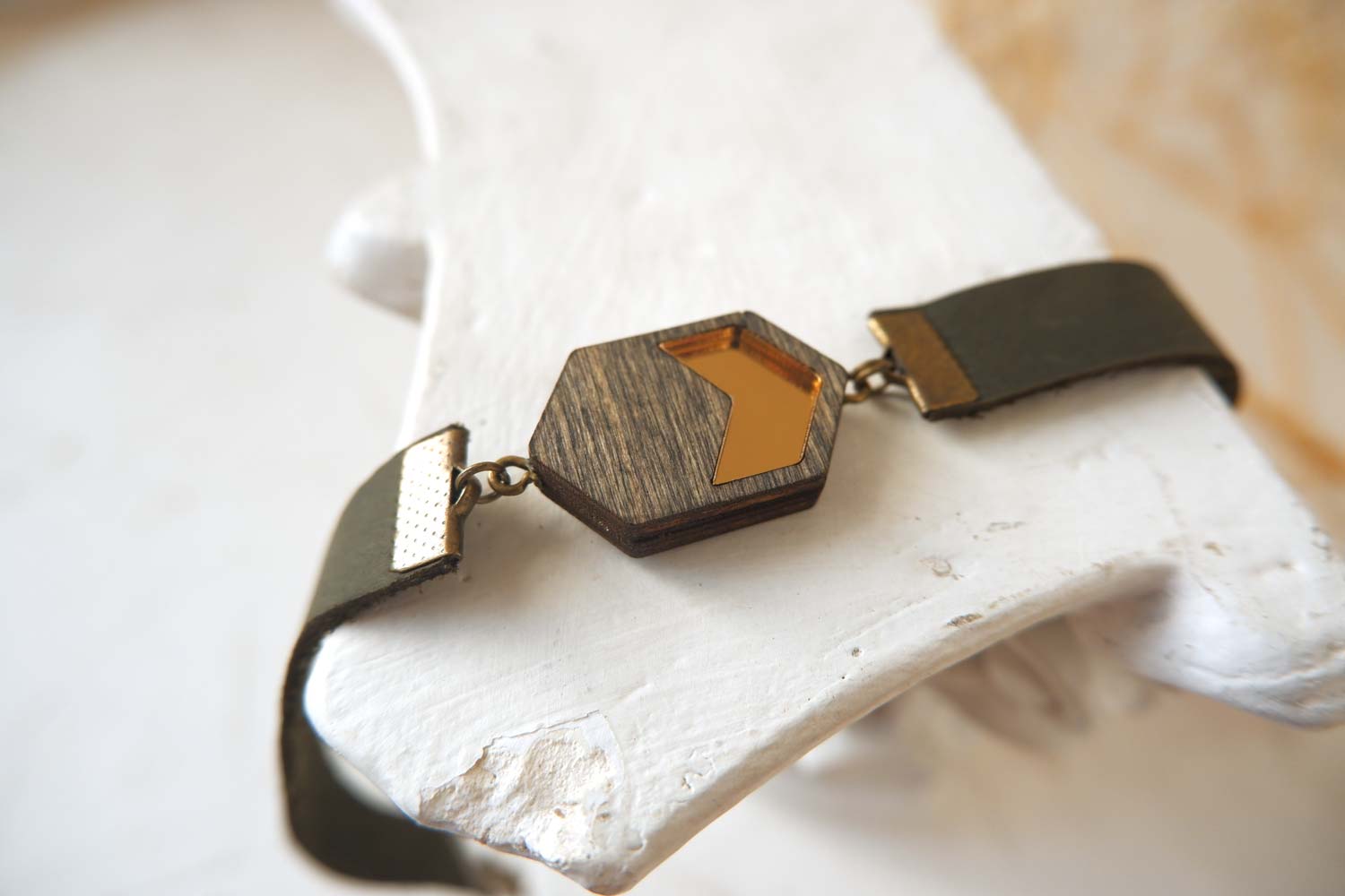 Стрелка золотая - кожаный чекер на зеленом ремешке