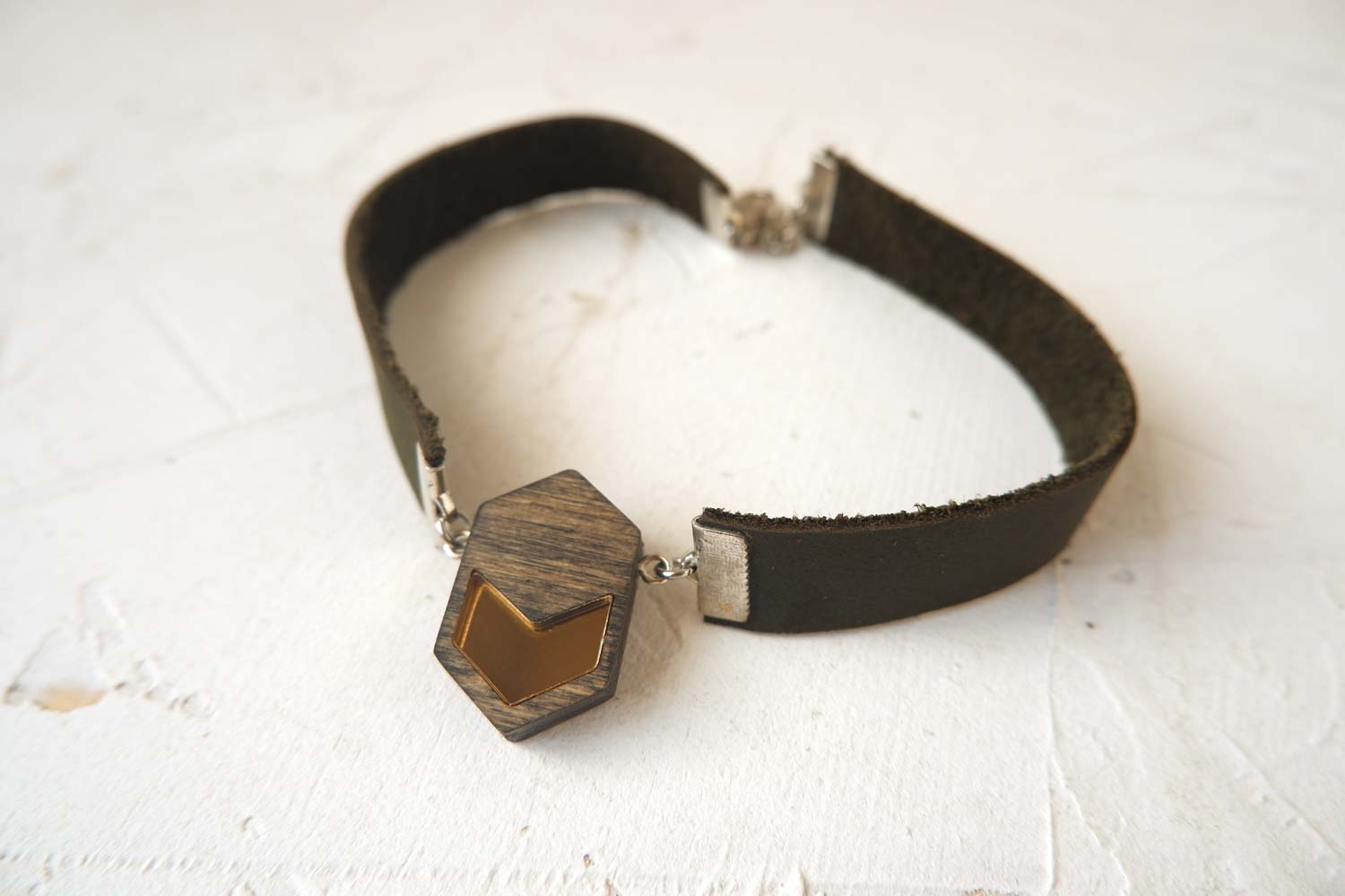 Стрелка вниз - кожаный чекер на зеленом ремешке