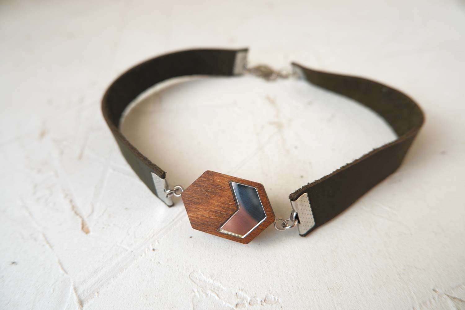 Стрелка серебряная - кожаный чекер на зеленом ремешке