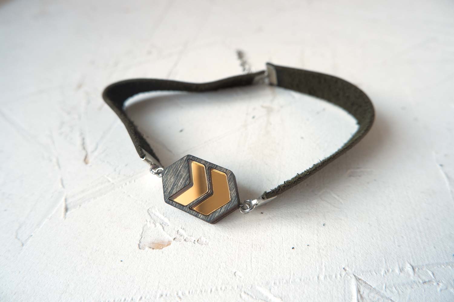 Две стрелки - кожаный чекер на зеленом ремешке