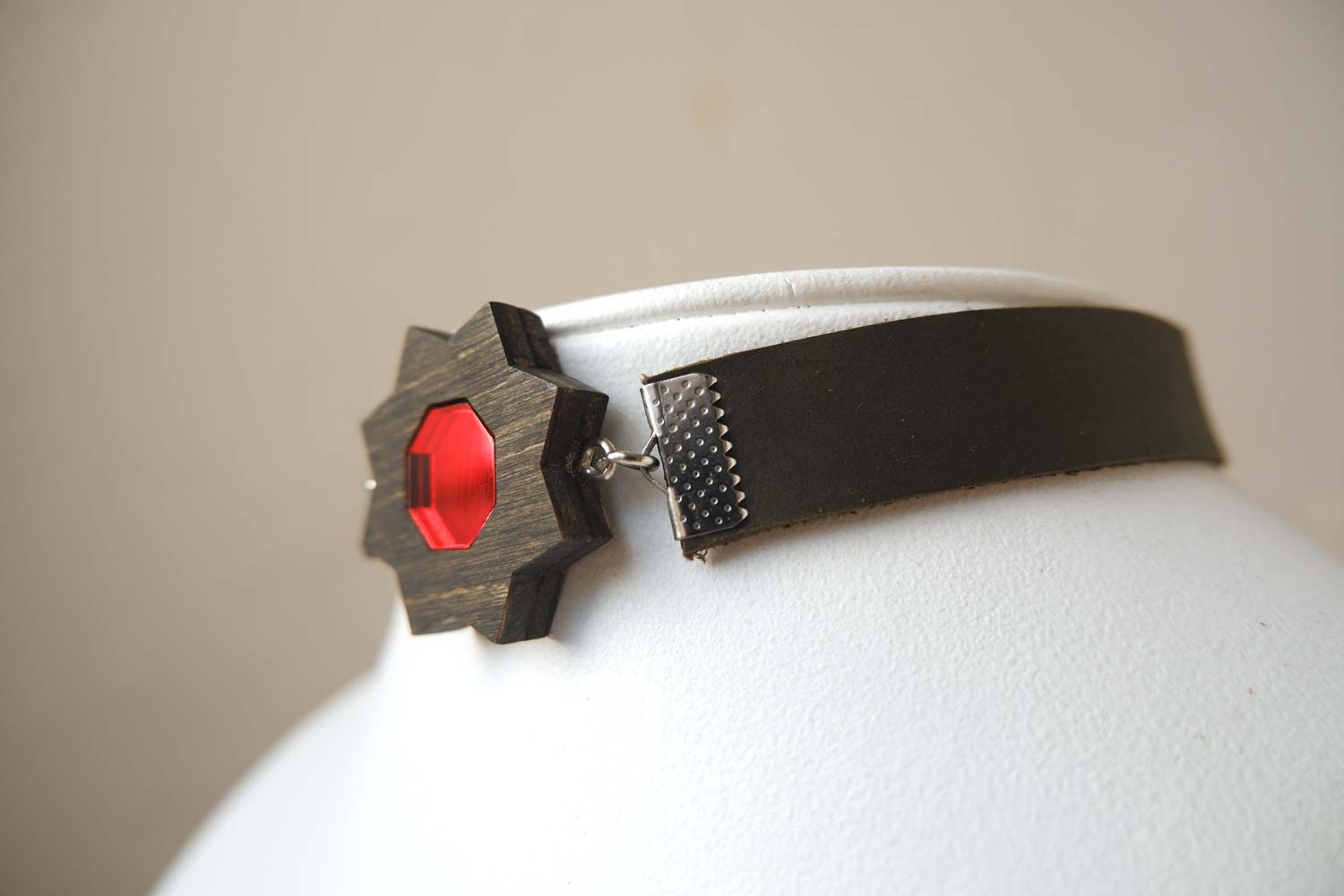 Цветок с красным ядрышком - кожаный чекер на зеленом ремешке