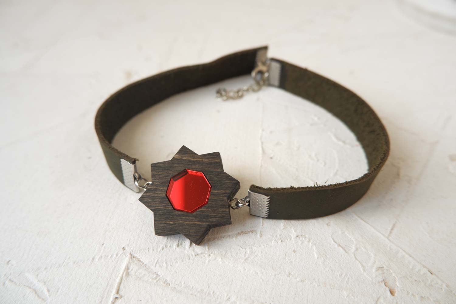 Цветок с красным ядрышком - кожаный чекер на зеленом ремешке