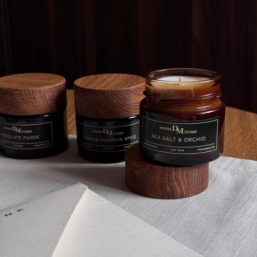 Аромасвеча в тёмном стекле  с дубовой крышкой с ароматом - Зимний лес