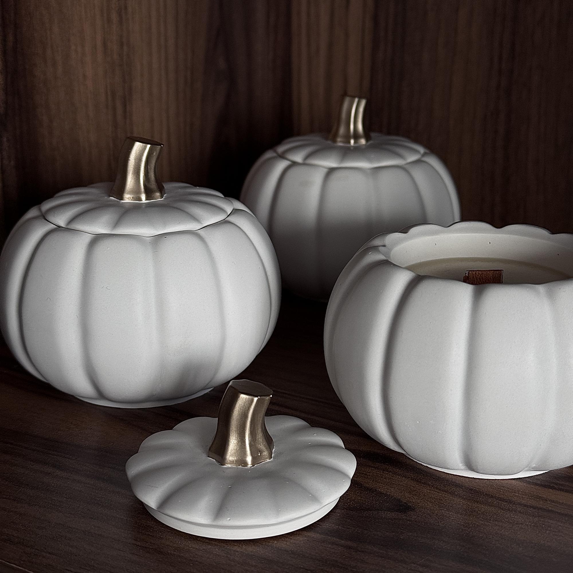 Ароматическая свеча ТЫКВА в подсвечнике из акрилового гипса