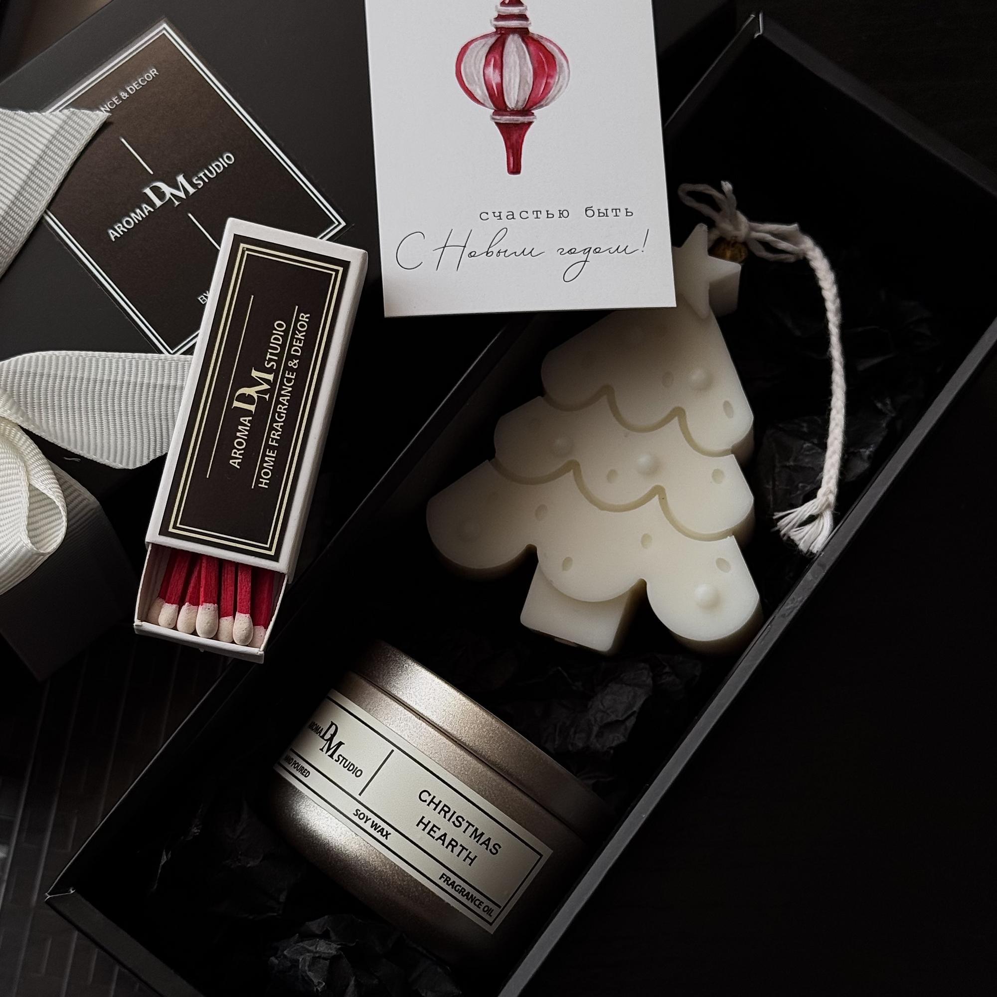 Новогодний подарочный бокс "Ароматическая соевая свеча 50мл + интерьерная свеча пряник / печенька / ёлочка"