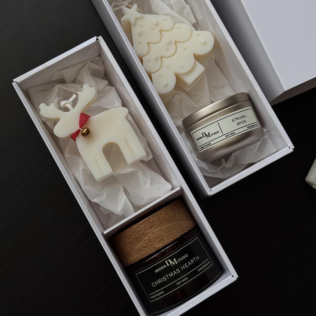 Новогодний подарочный бокс "аромасвеча Зимний Лес + интерьерная свеча олень Рудольф"