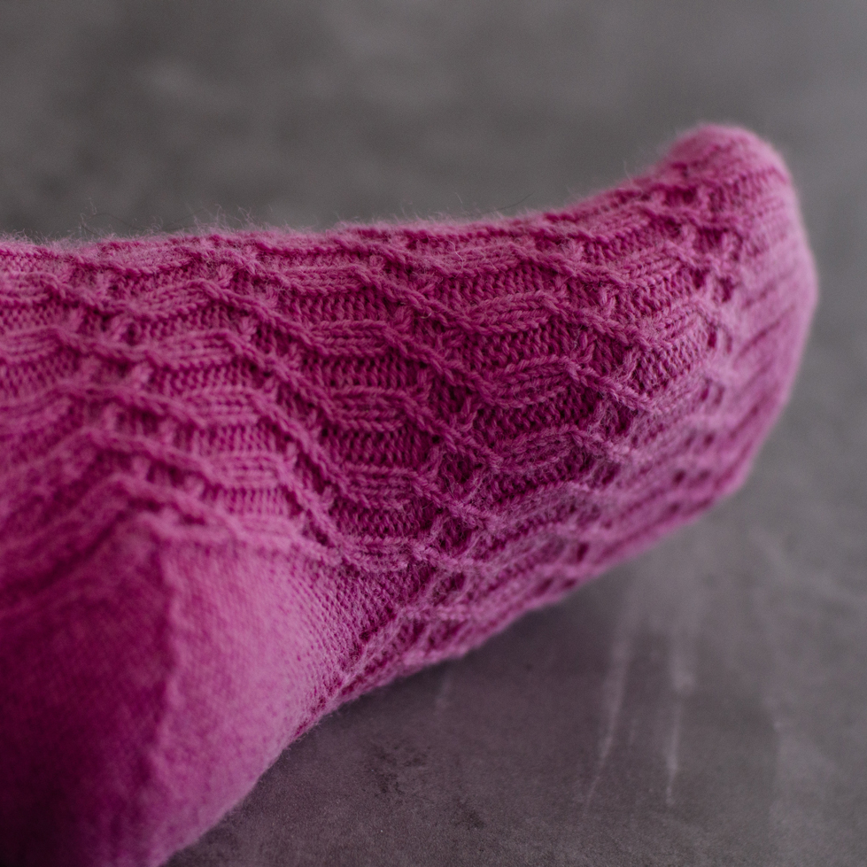 Описание по вязанию носков Готико