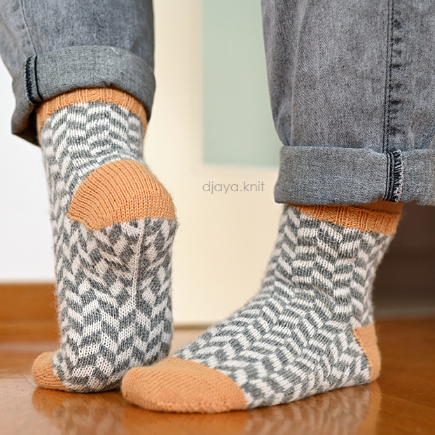 Описание по вязанию ноcков Шеврон