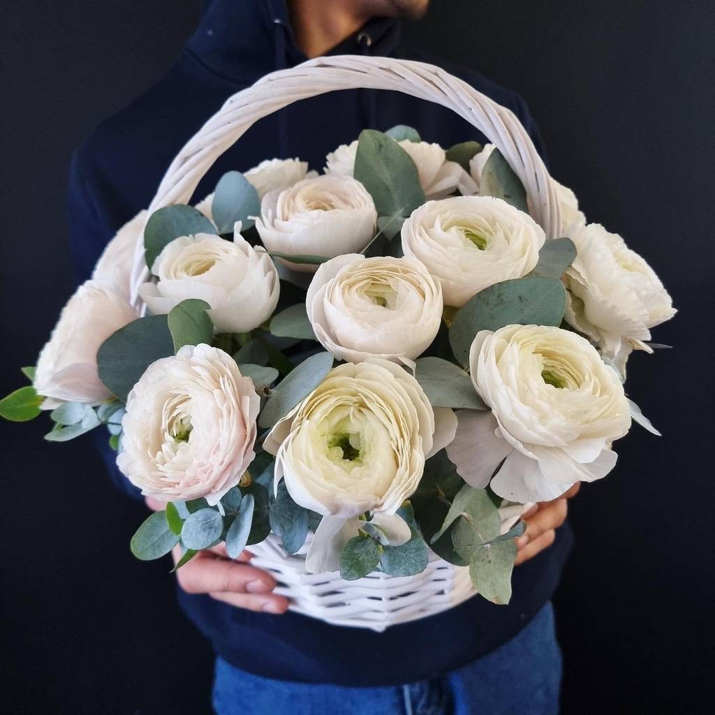 корзина с ранункулюсами