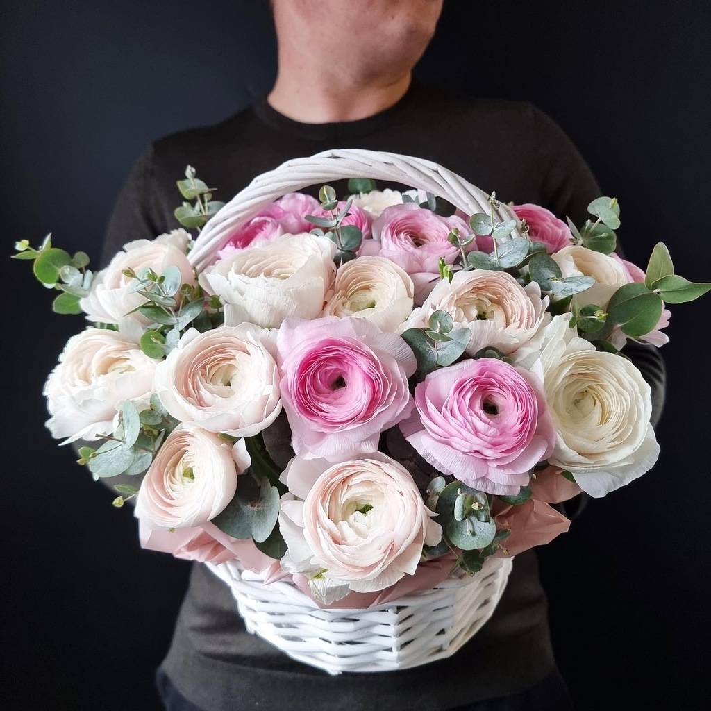 корзина ранункулюсы микс