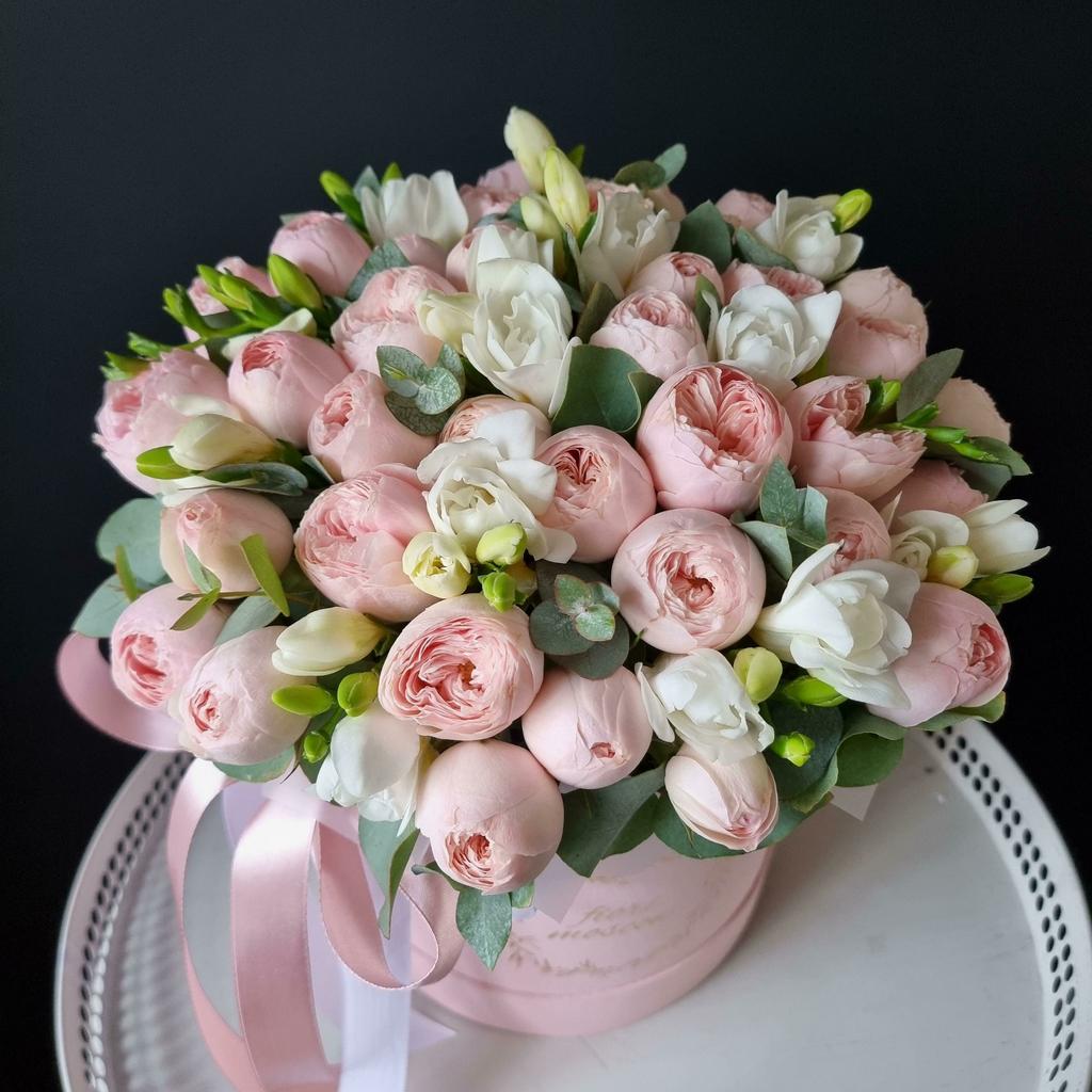 пионовидная роза с фрезией