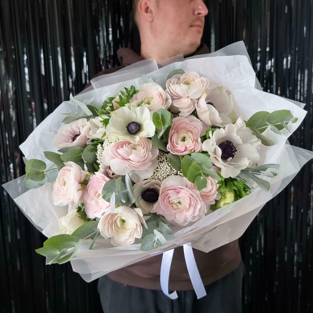 ранункулюсы и анемоны с эколиптом