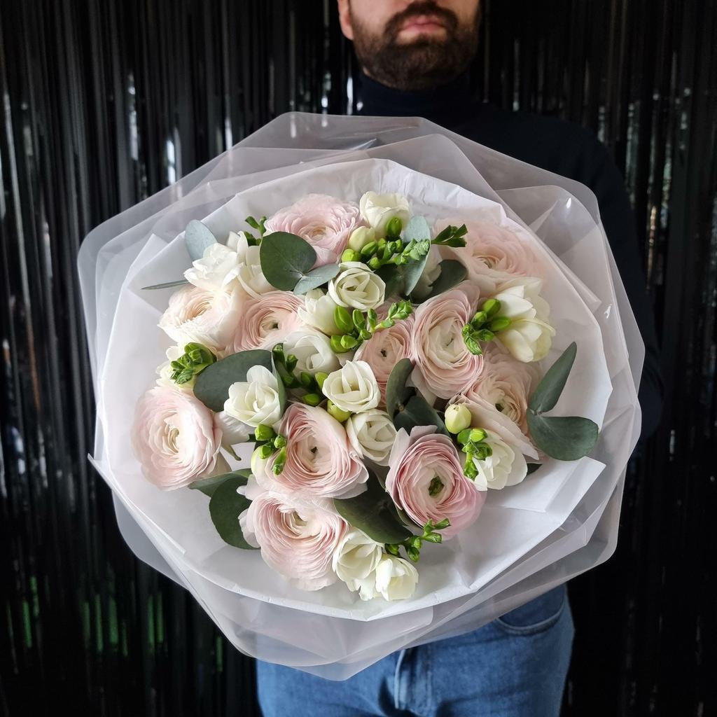 ранунукулюсы и фрезия