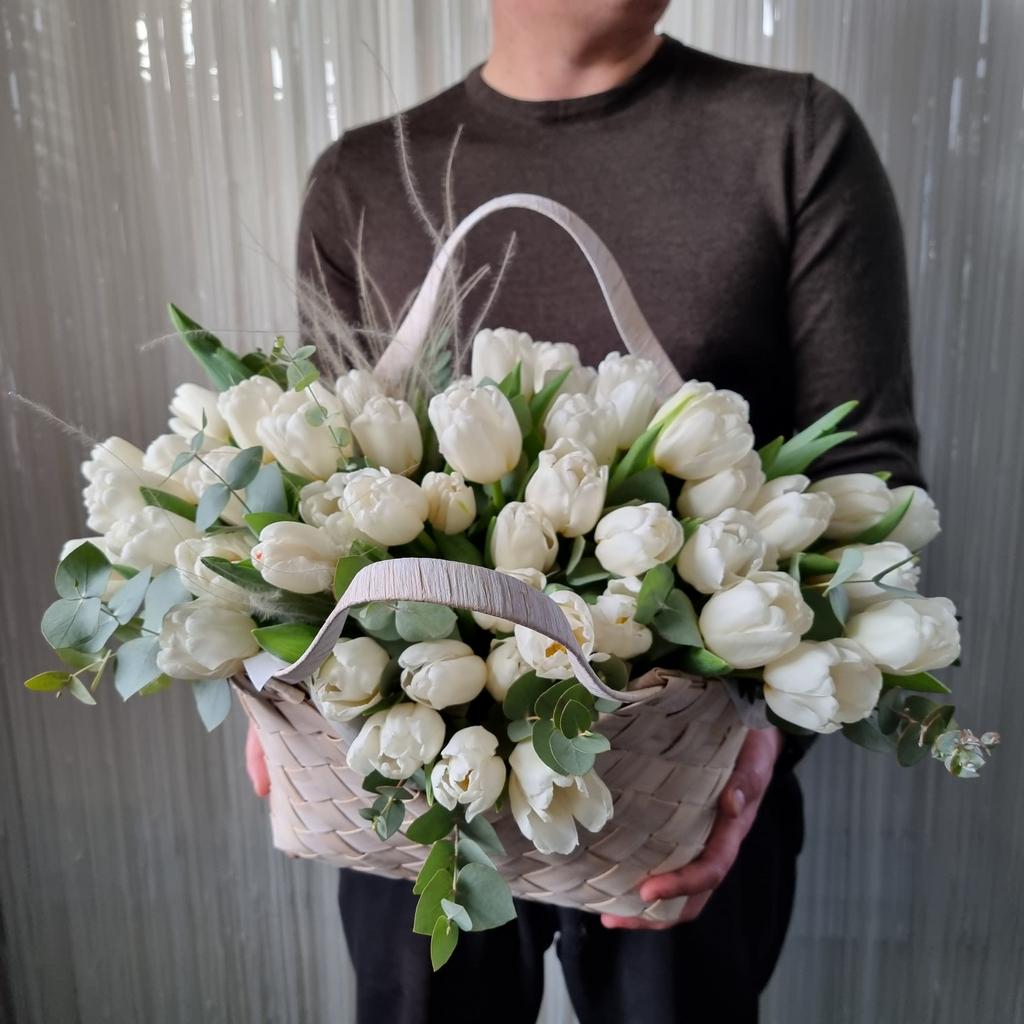 корзина Bottega с белыми тюльпанами
