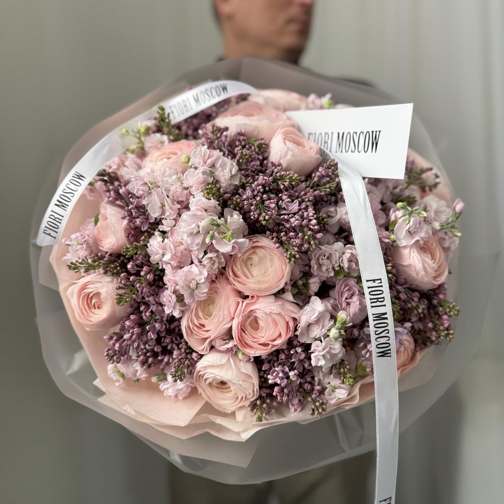 АВТОРСКИЙ С РАНУНКУЛЮСАМИ СИРЕНЬЮ И МАТИОЛОЙ