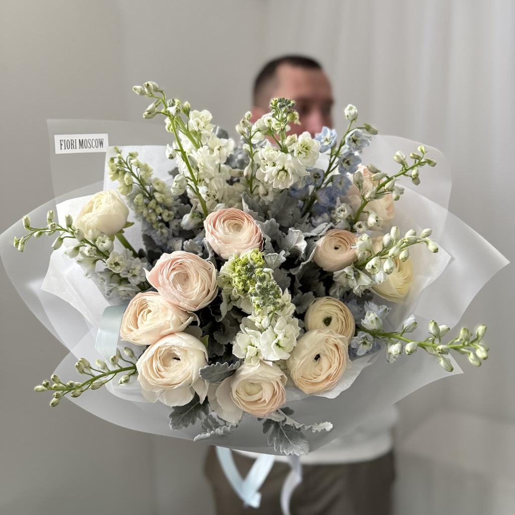 Авторский букет ранункулюс,дельфиниум и маттиола