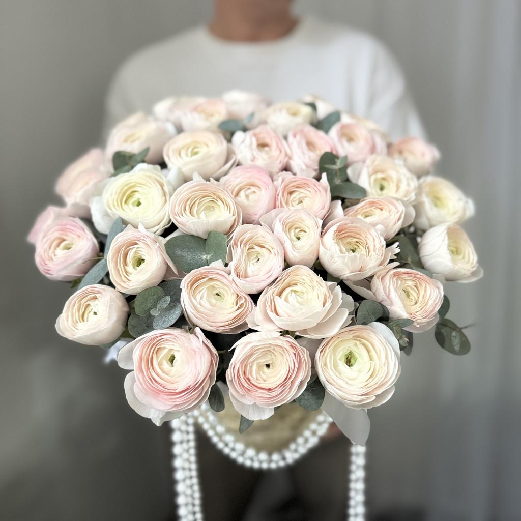 плетеная корзина с ранункулюсами и бусамии