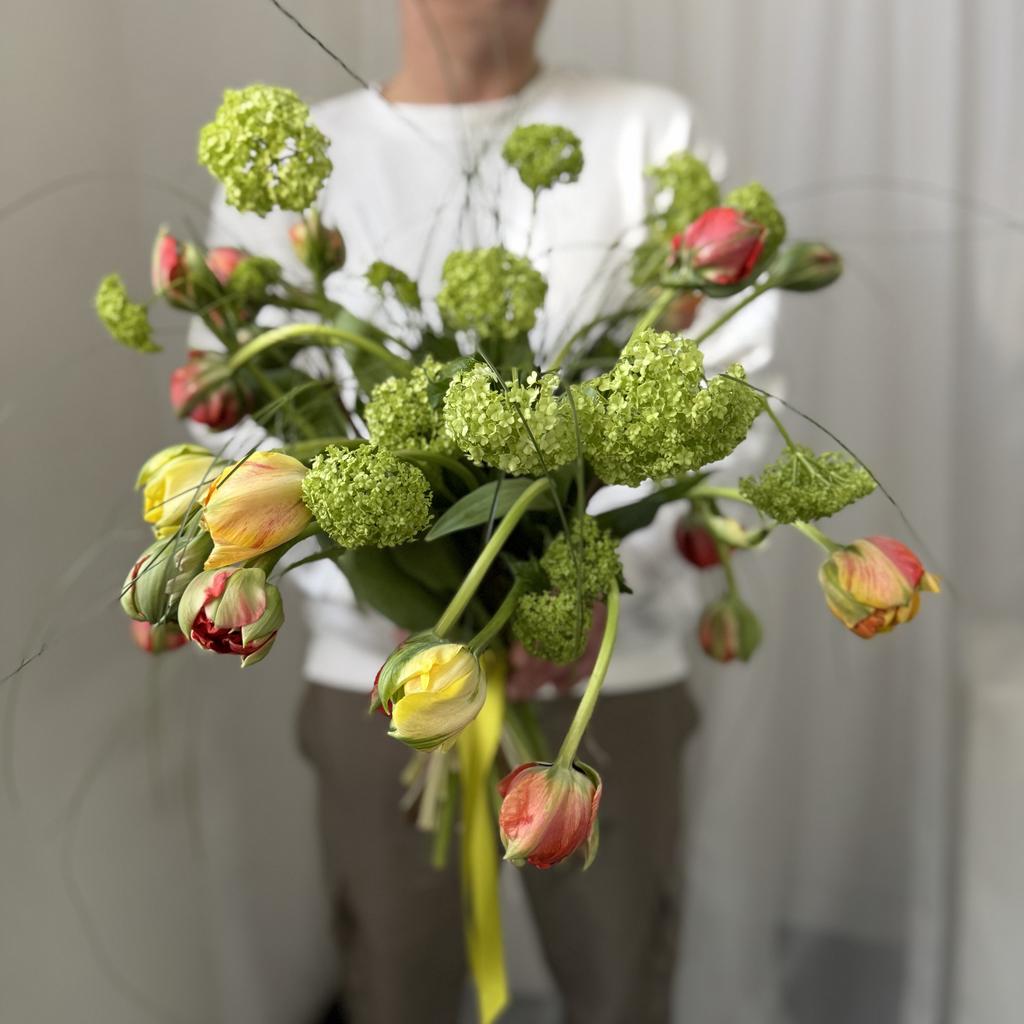 высокие тюльпаны художник с вибурнумом и берграсом