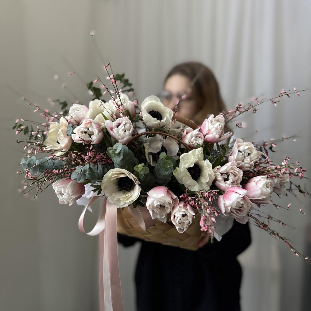 корзина 024 с тюльпанами и анемонами