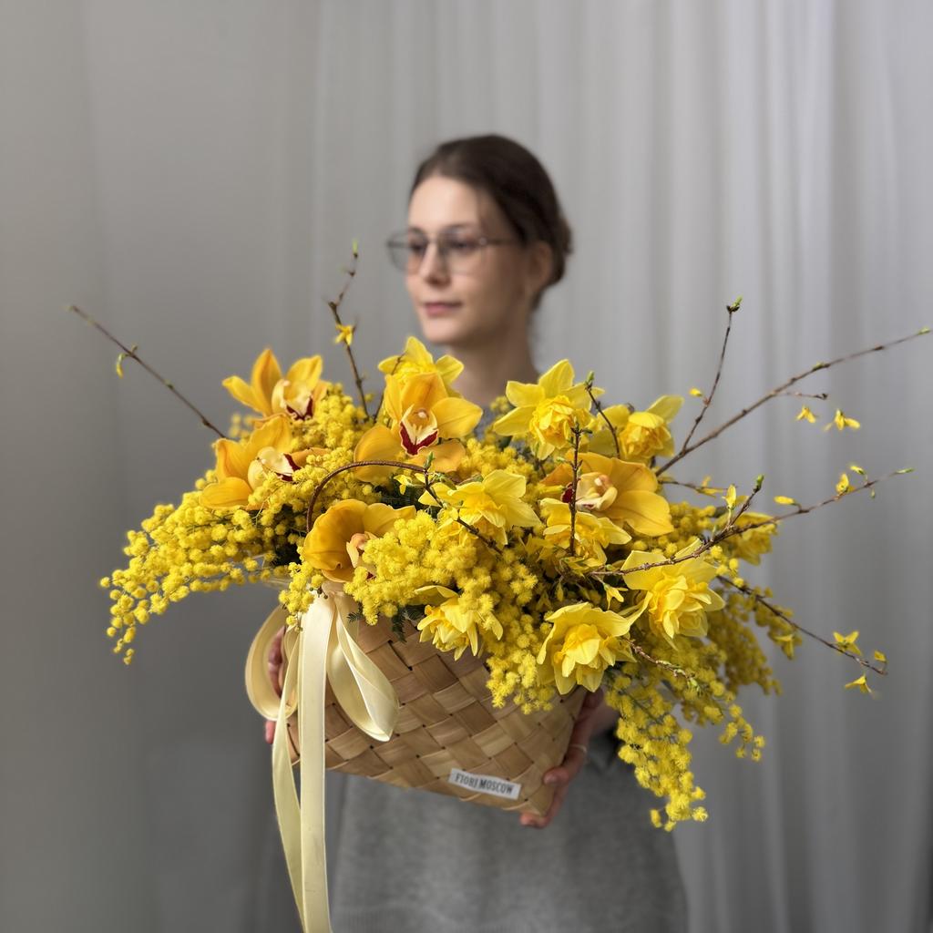 корзина 025 с мимозой и нарцассами