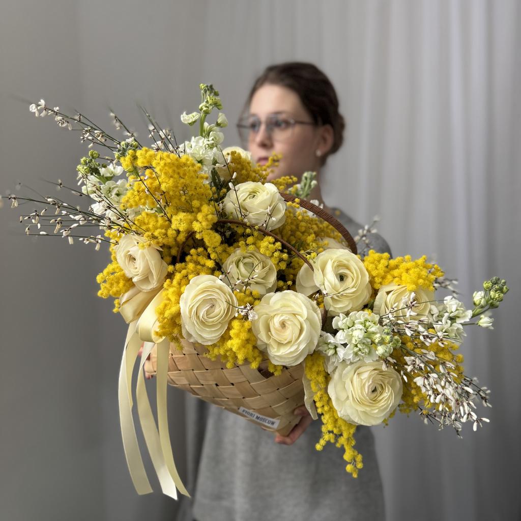 Корзина 030 с мимозой и ранункулюсами