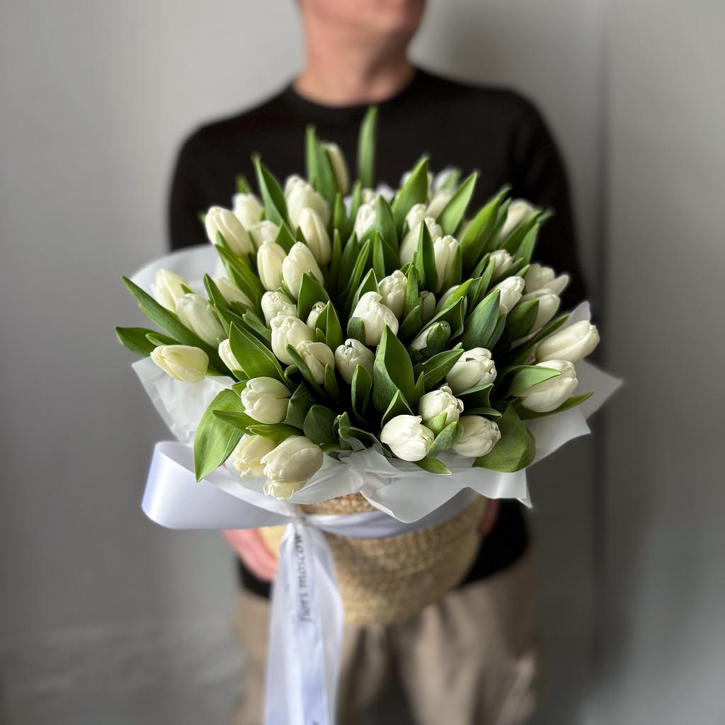 корзина моно тюльпаны белые