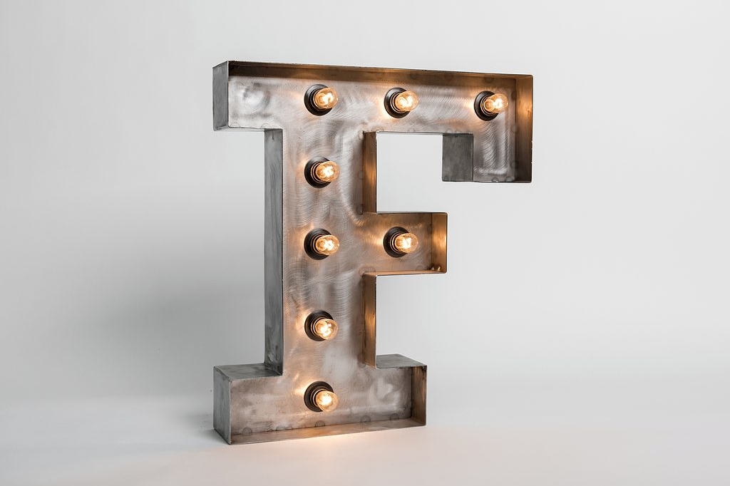 Стальная буква F с лампами высотой 50 см