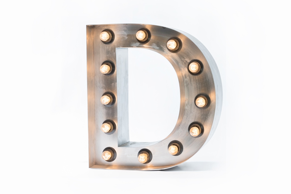 Стальная буква D с лампами высотой 40 см