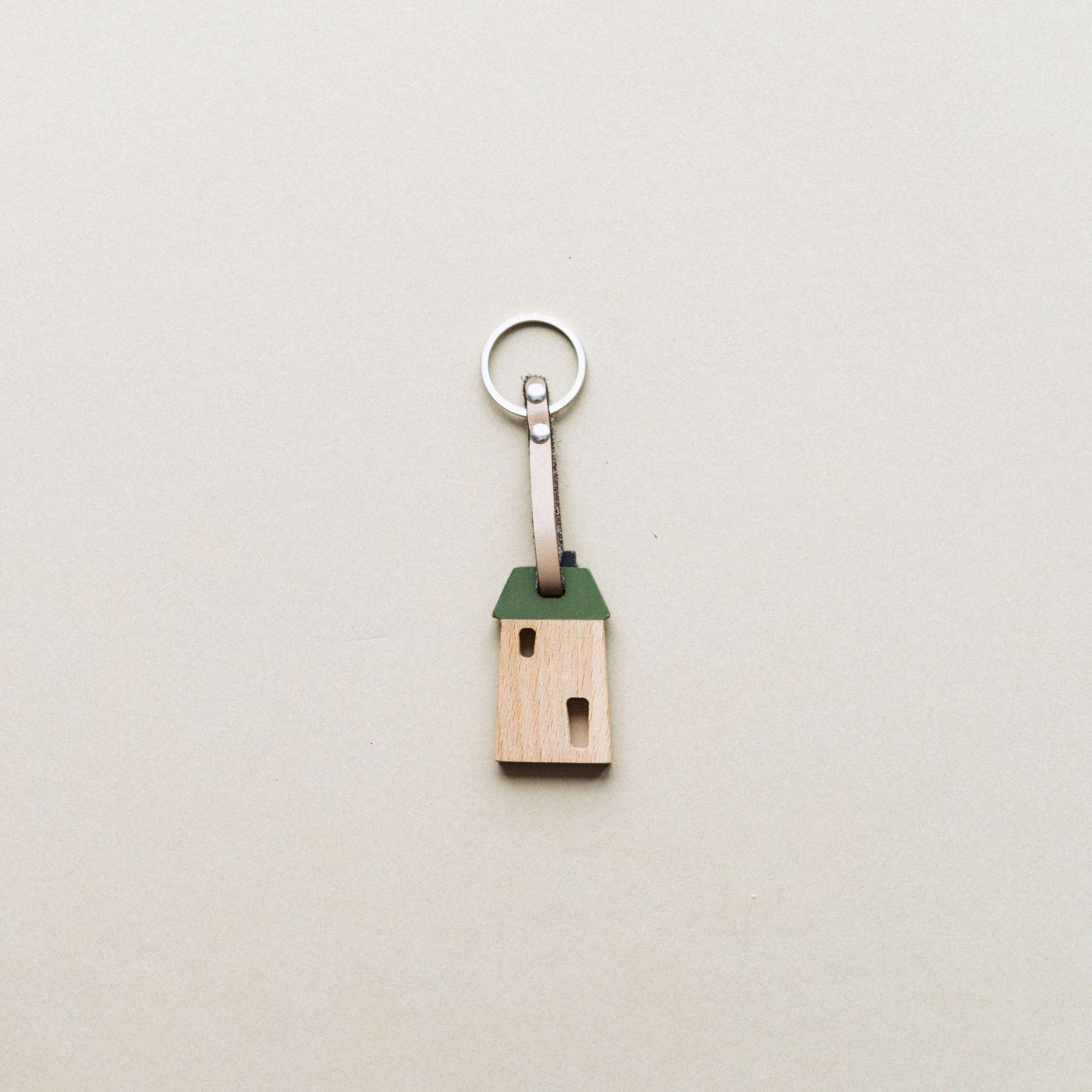 Деревянный брелок для ключей «Дом низкий» от Yashka & Derevyashka