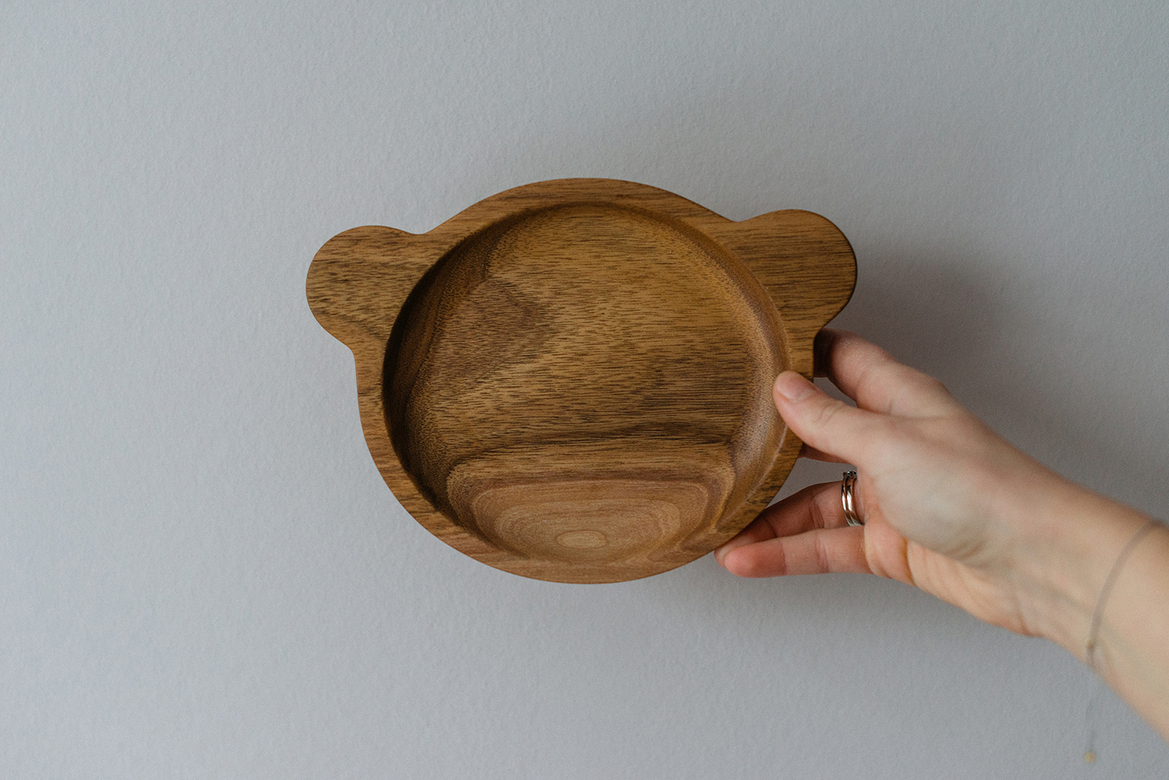 Деревянная детская тарелка в форме мишки (орех)