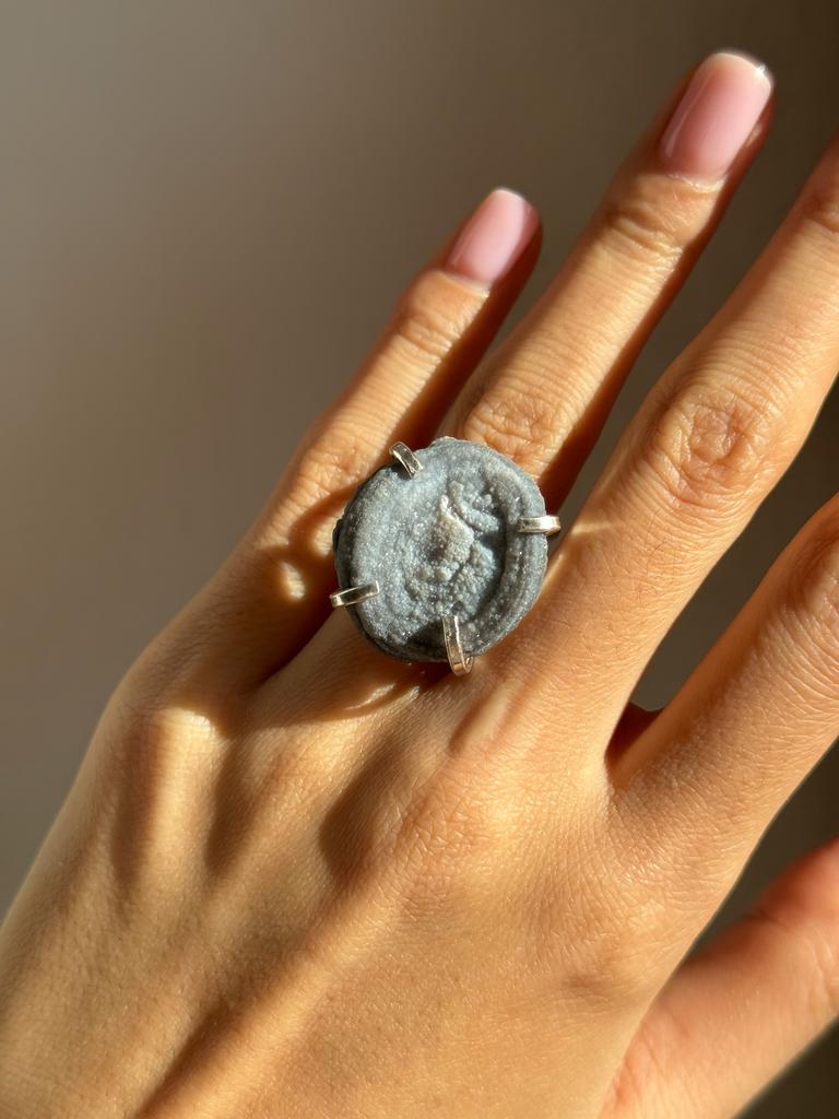 Кольцо с натечным халцедоном