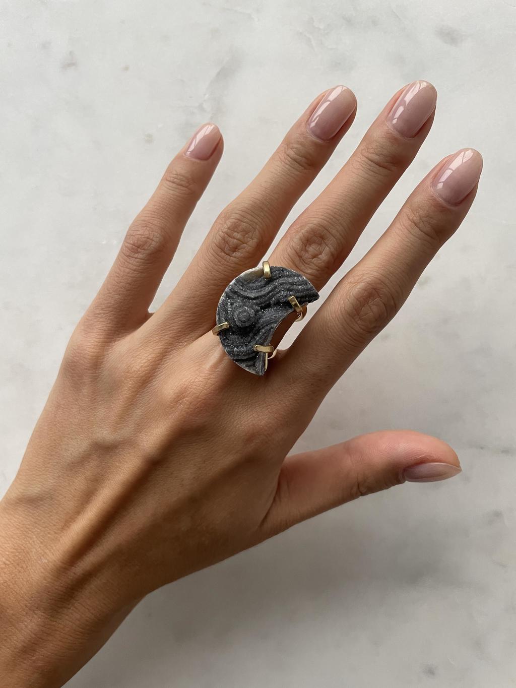 Кольцо с натечным халцедоном луна