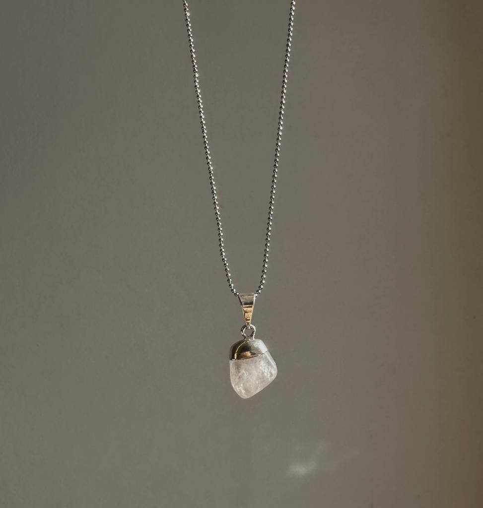 Подвеска с розовым кварцем в обрамлении серебра