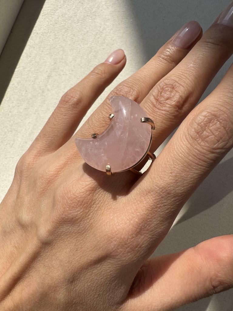 Кольцо с розовым кварцем в форме луны