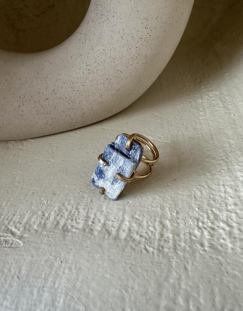 Кольцо с кианитом