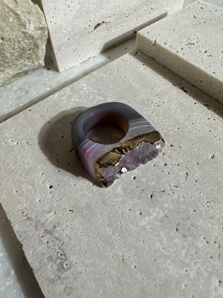 Кольцо из цельного аметиста в обрамлении золота  16 размера