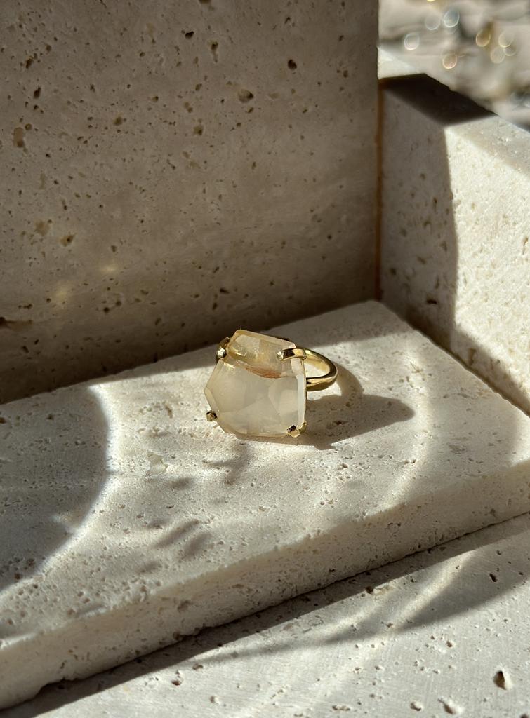 Кольцо с золотым кварцем
