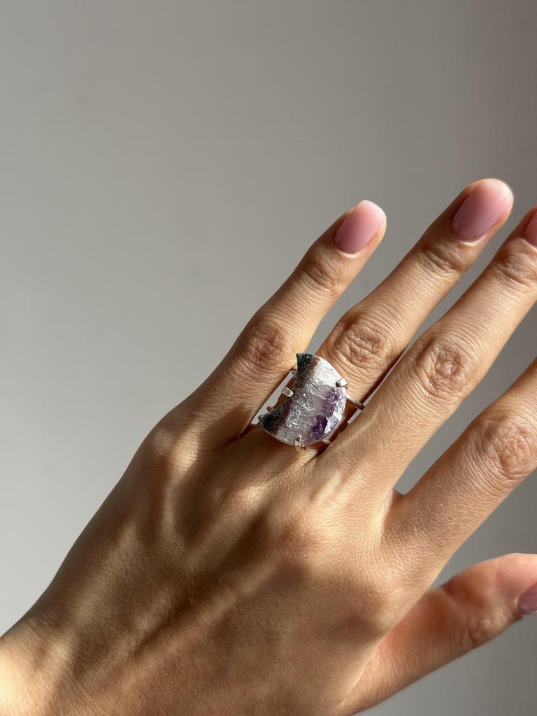 Кольцо со сталактитом аметиста в форме луны