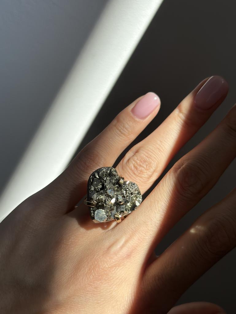 Кольцо с пиритом в форме сердца