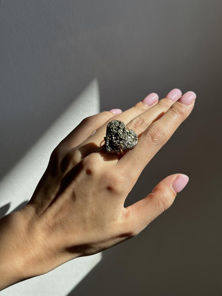 Кольцо с пиритом в форме сердца