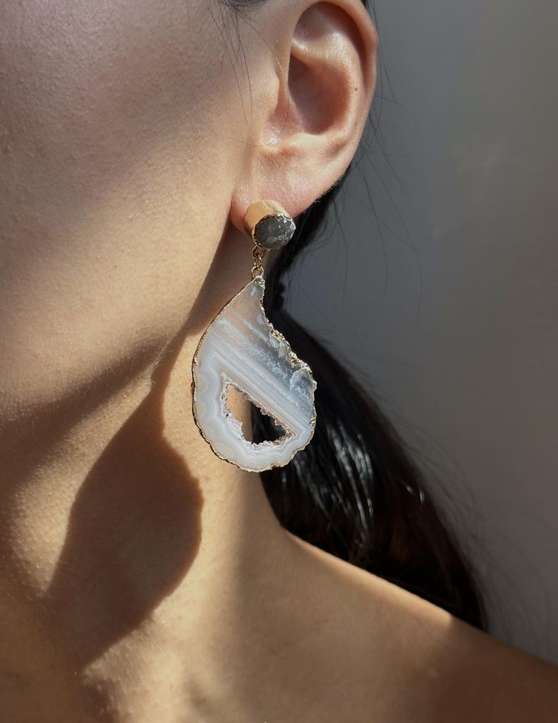 Серьги со срезом агата в обрамлении золота 24к