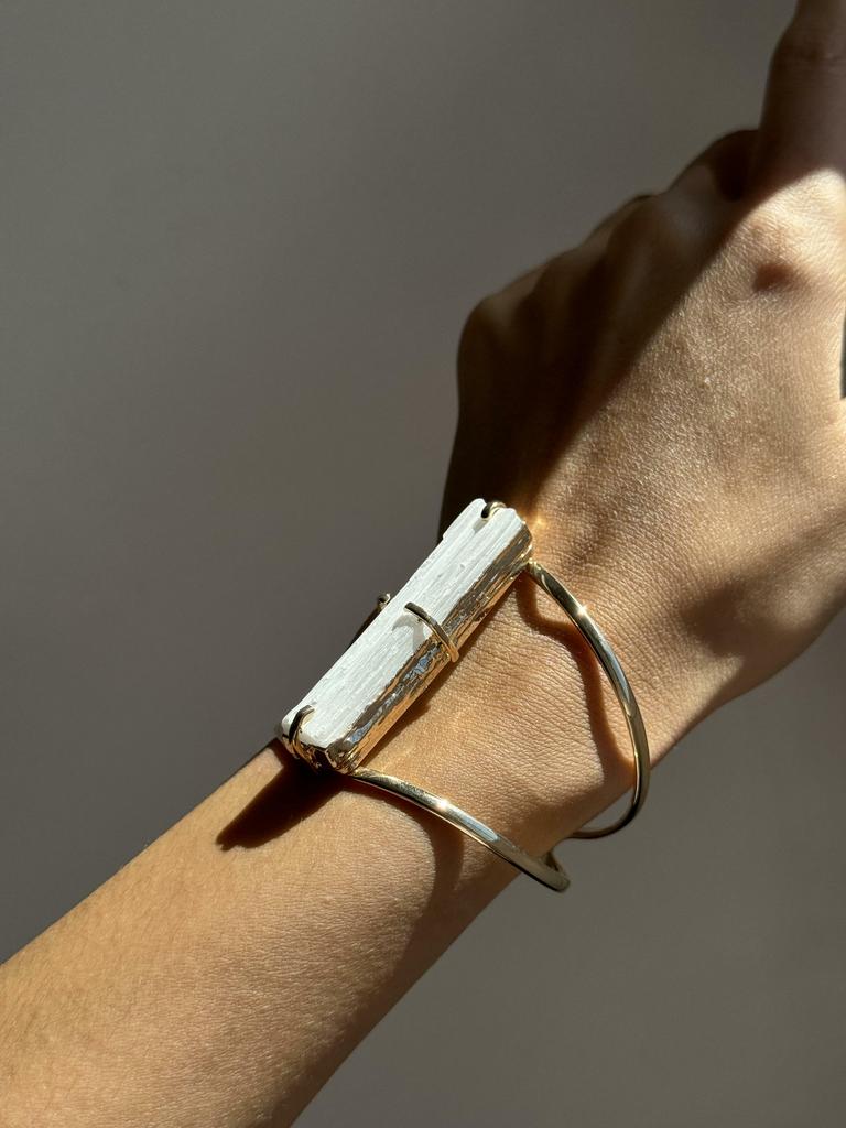 Браслет с селенитом в обрамлении золота 24к