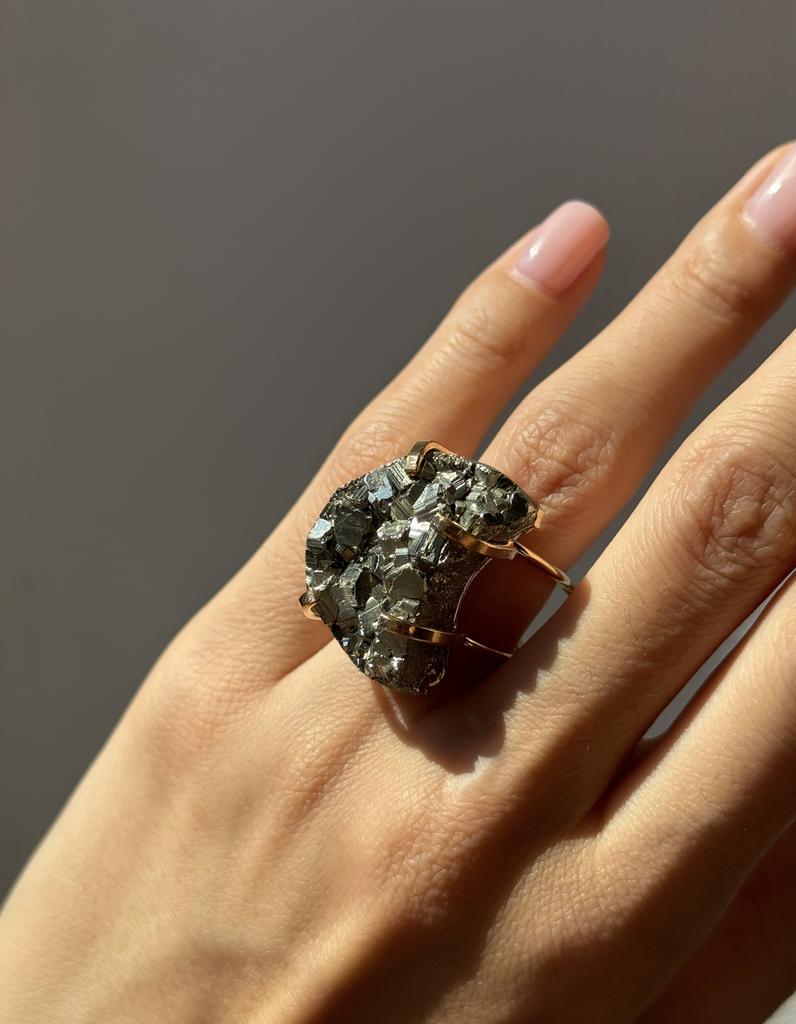 Кольцо с крупным пиритом в форме луны