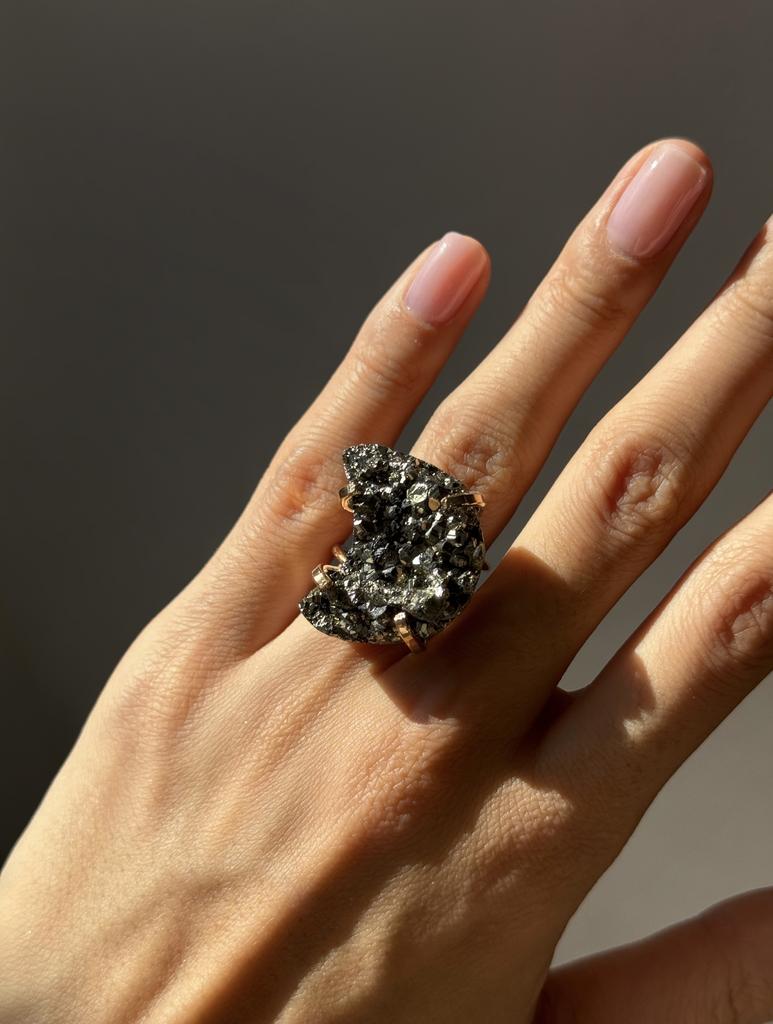 Кольцо с крупным пиритом в форме луны